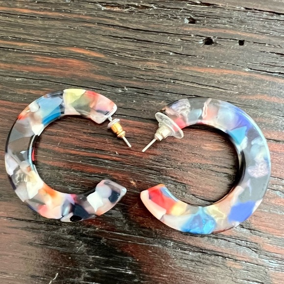 Multicolored Tortoise Shell Print Hoops Hoop Earrings 1.5" blue red yellow - Picture 1 of 5